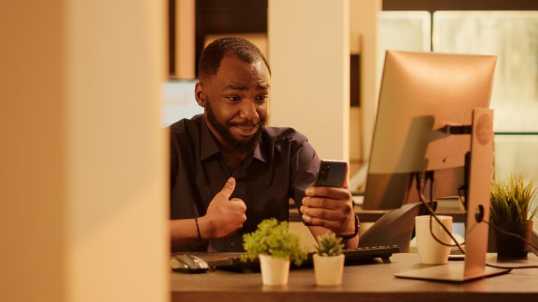Homme d'affaires utilisant un smartphone pour parler en vidéoconférence en lig